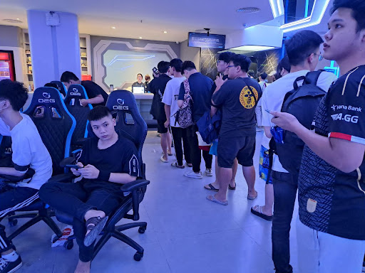 Emotional Viewing Party for CKTG 2023 League of Legends at the Most Modern Esports Entertainment Complex in Vietnam 2 A long line of gamers waiting to check in at the Viewing Party event at OEG Stadium.