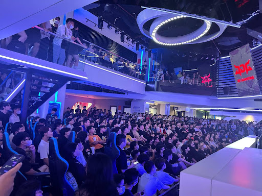 Emotional Viewing Party for CKTG 2023 League of Legends at the Most Modern Esports Entertainment Complex in Vietnam 4 OEG Stadium features the first international-standard eSports arena in Vietnam with a seating capacity of up to 500 people.
