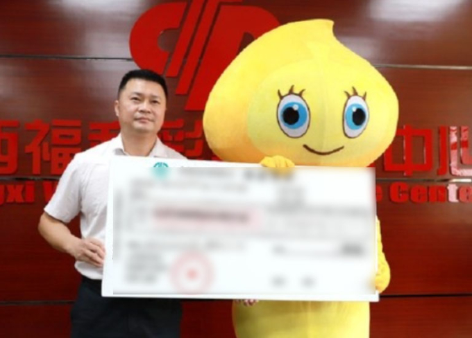 Winning the Jackpot, Man Gains Favor Among Women, Internet Applauds His Actions 1 Mr. Li didn't dare to tell his wife and children about winning the prize.