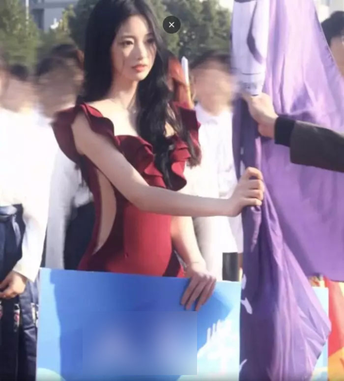 Just Holding Parade Banners, Two Female Students Spark Online Buzz with Their Stunning Looks 2 untitled 2 0954 1700277701650 1700277701744713314845
