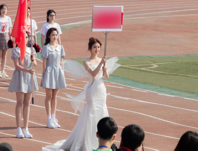 Just Holding Parade Banners, Two Female Students Spark Online Buzz with Their Stunning Looks 3 Xiao Ting resembling a real-life angel.