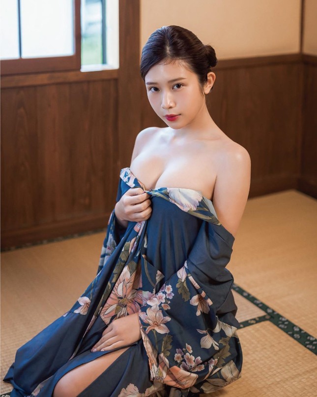 Model Criticized for Selling Worn Lingerie for Charity 2 2 3425 1703389250928 17033892509951834142519