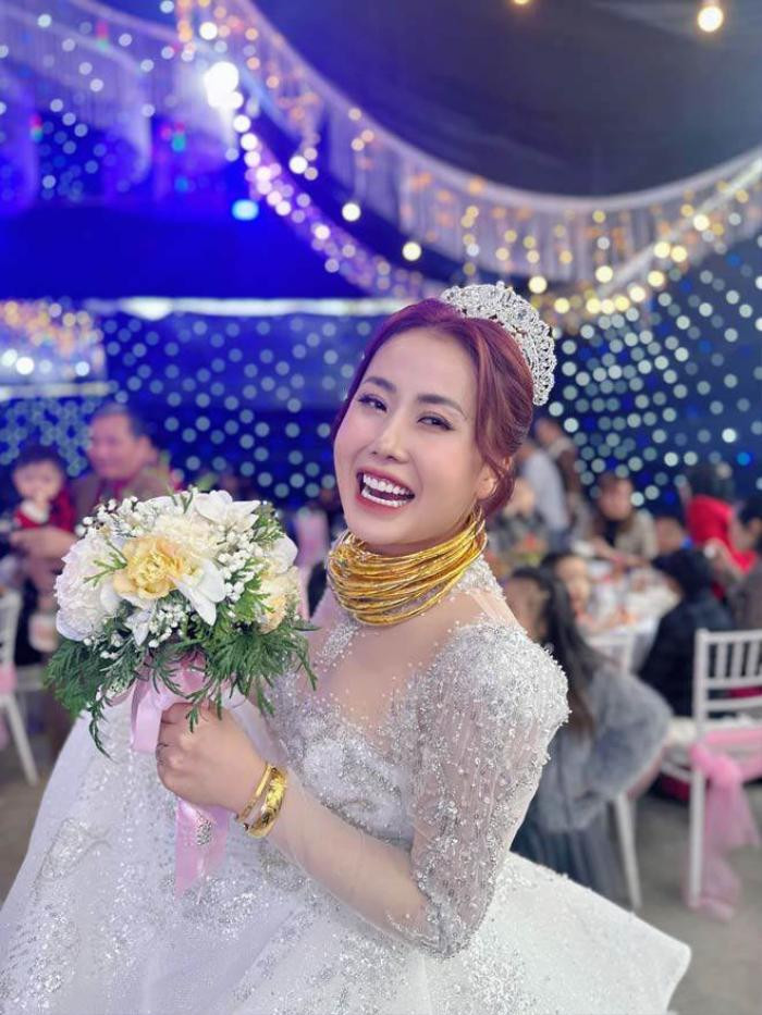 Gold Prices Soar While the Bride Shines Bright, Stunning Netizens with Her Beauty 1 79wadzmgpu1 47yb7qrx372 s62l8xr2e23 17037528914761238887056