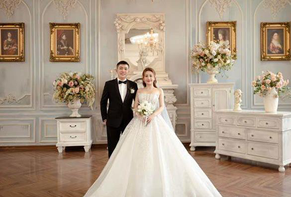 Gold Prices Soar While the Bride Shines Bright, Stunning Netizens with Her Beauty 2 Before coming together as one, the couple had a dreamlike love story. Currently, they are enjoying a sweet and fulfilling newlywed life.