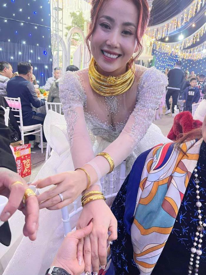 Gold Prices Soar While the Bride Shines Bright, Stunning Netizens with Her Beauty 3 Counting the gold necklaces around her neck alone is enough to show that the newlywed couple's family is quite well-off.