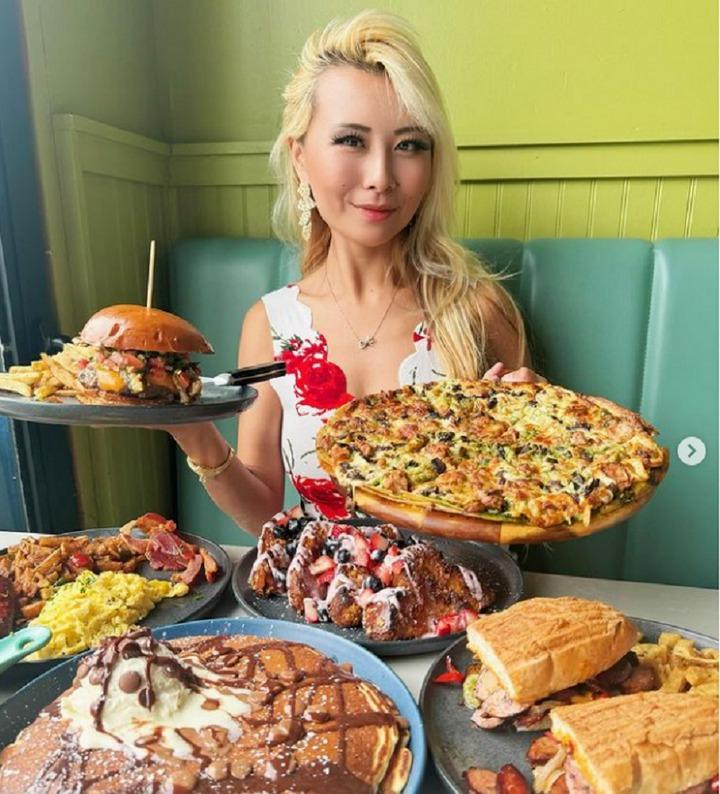 Thanks to Her Love for Gaming, This Food Reviewer Discovers a Unique Talent and Earns Over a Billion Dong 1 Not only does Huang earn money from eating competitions, but she also makes extra income from her eating clips on social media.