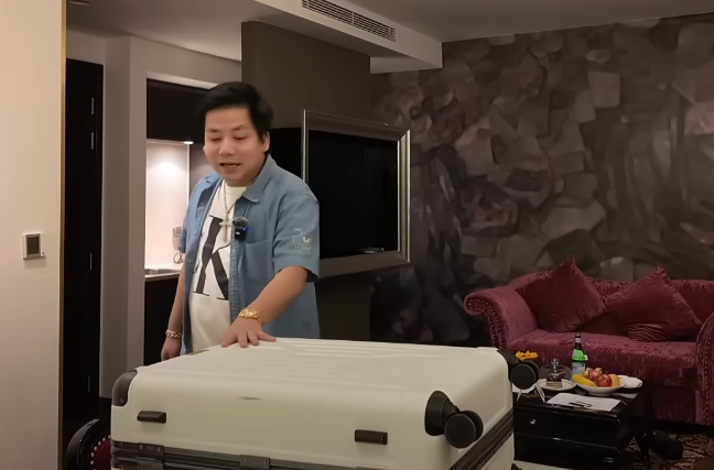 Khoa Pug Visits the Infamous "Bun Chửi" Shop, Intentionally Tries Something But Fails 1 screenshot 2023 12 01 144432 1446 1701418105230 17014181054671260830043