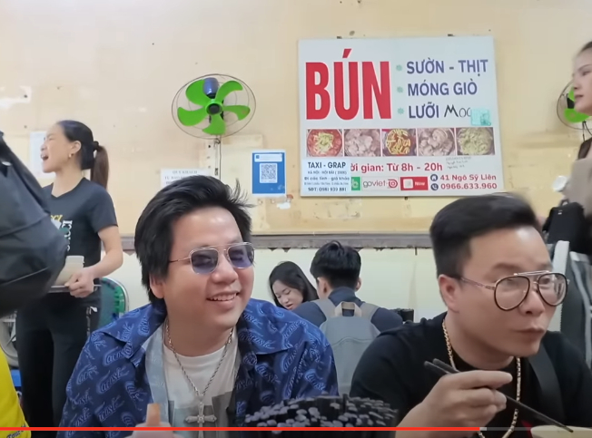 Khoa Pug Visits the Infamous "Bun Chửi" Shop, Intentionally Tries Something But Fails 3 screenshot 2023 12 01 144447 1447 1701418106722 1701418106790226315590
