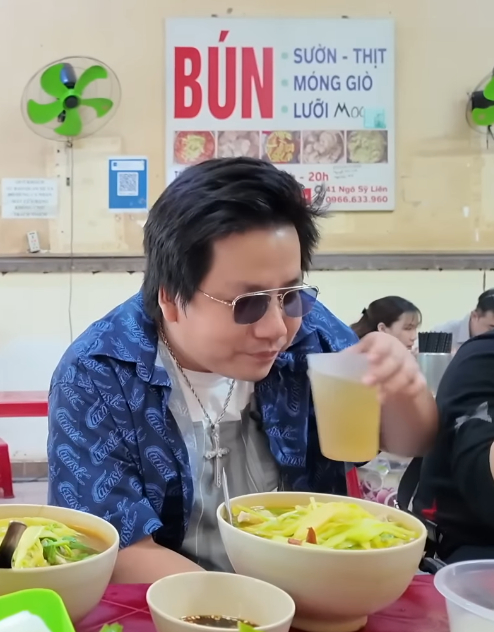 Khoa Pug Visits the Infamous "Bun Chửi" Shop, Intentionally Tries Something But Fails 2 screenshot 2023 12 01 144507 1447 1701418105937 1701418106096312507559