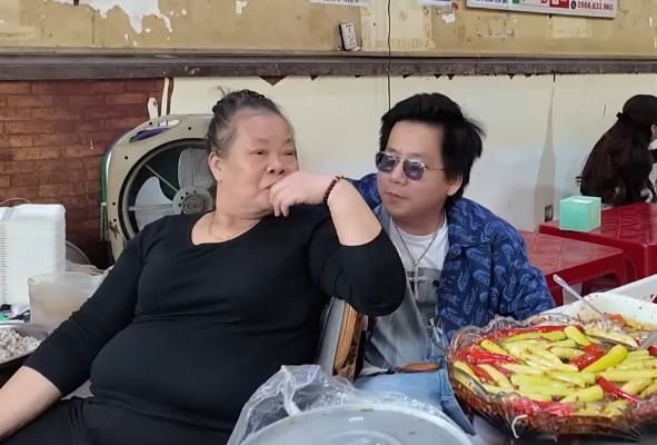 Khoa Pug Visits the Infamous "Bun Chửi" Shop, Intentionally Tries Something But Fails 4 screenshot 2023 12 01 144530 1446 1701418107259 17014181073452106286719