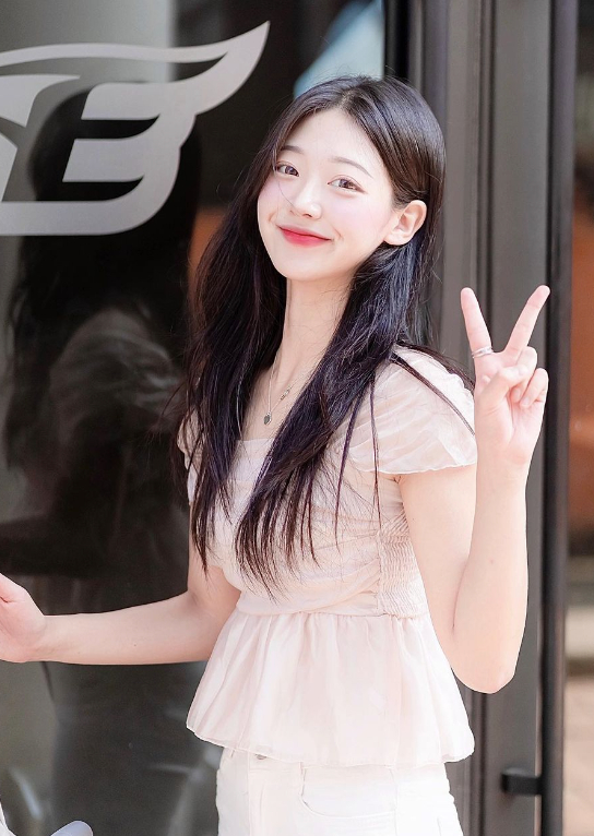 Wearing a Mask Still Sparks Buzz, Hot Girl's True Appearance Leaves Viewers Spellbound 8 screenshot 2023 12 04 094925 0951 1701659846585 17016598466511388886570