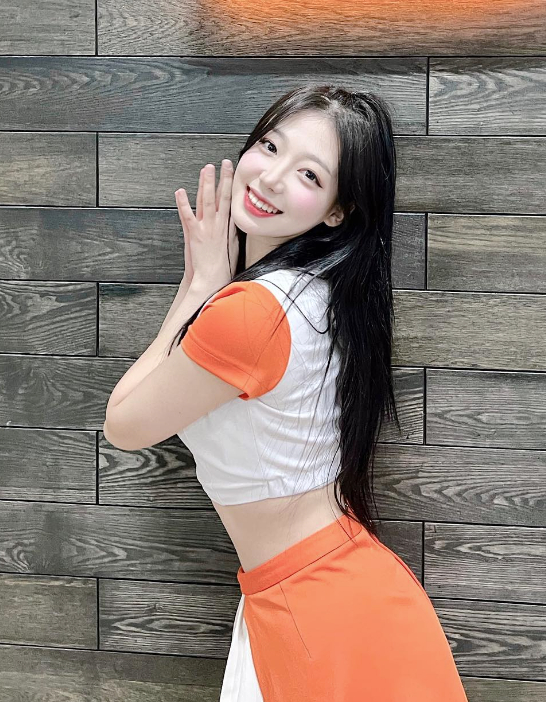 Wearing a Mask Still Sparks Buzz, Hot Girl's True Appearance Leaves Viewers Spellbound 6 screenshot 2023 12 04 094949 0951 1701659845560 1701659845616691096354