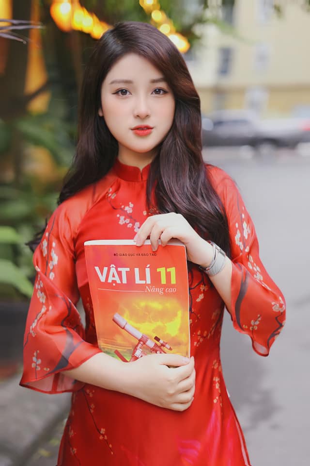 Celebrate Tết Early with Endless Charming Photos of the Physics Teacher 1 27304467830283677607357254523167678031495425n 1 1728 1706583657529 17065836578221594041634