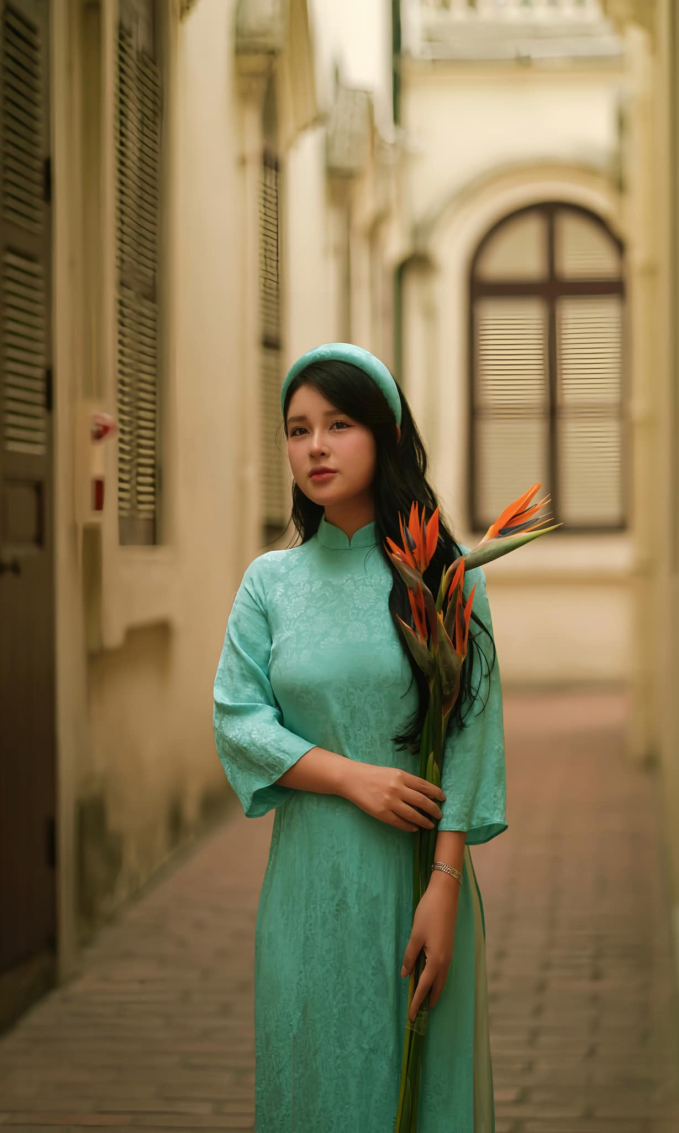 Celebrate Tết Early with Endless Charming Photos of the Physics Teacher 3 Thanh Nga chooses to follow a feminine, sweet fashion style with a bit of a 'princess' vibe.
