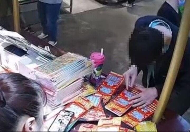 Young Man Scrapes Together Nearly 100 Million VND in Lottery Tickets, Shocked by the Outcome 1 1 23452331 1706869568048 17068695681931638623048