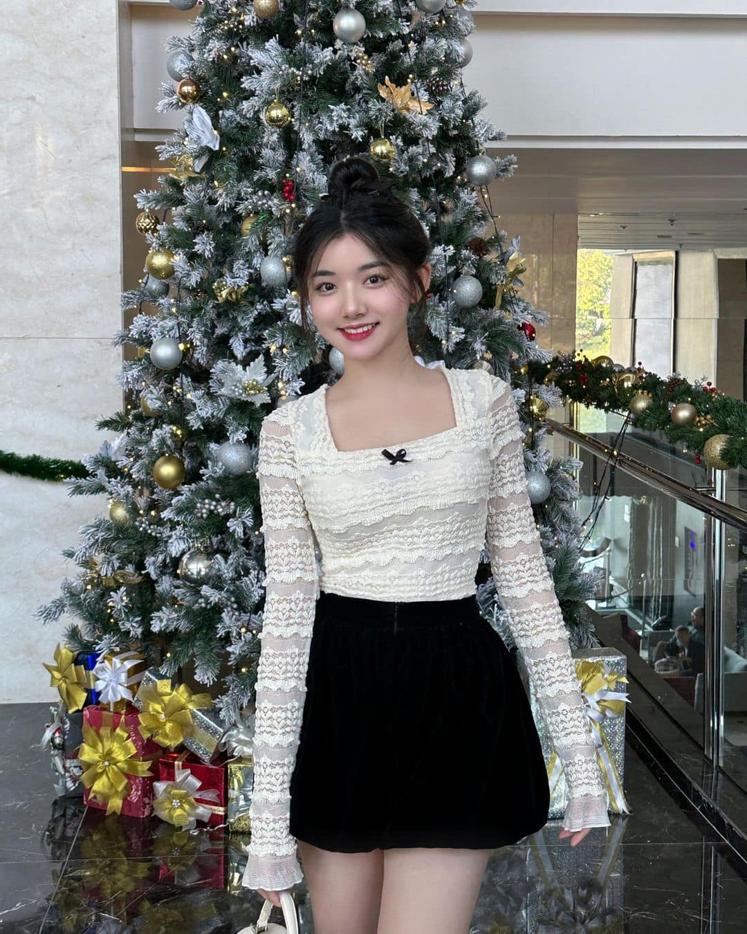 Beautiful and Obedient Girl of Mukbang Surprises with Luxury Car Before New Year 3 photo 1707364676872 1707364677172538924410