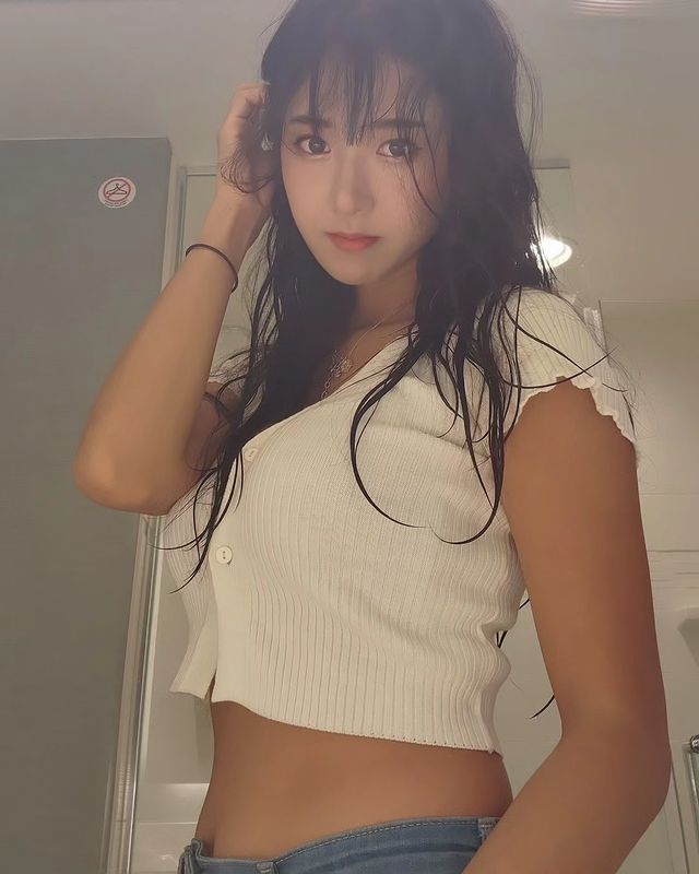 Walking Alone on the Street, Beautiful Streamer Chased by Obsessed Fan, Almost in Tears 2 photo 1708932321853 1708932322190892646072