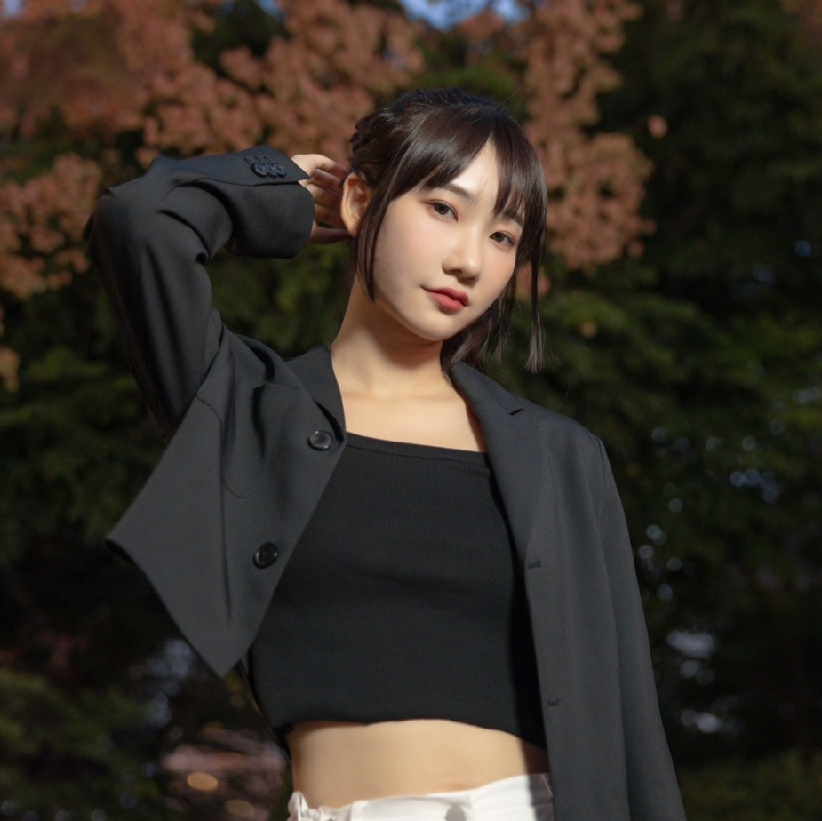 Wearing a Too Short Skirt, Beautiful YouTuber Panics When Harassed, Posts Nearly Half-Minute Clip 2 screenshot78 1706699702987525699910
