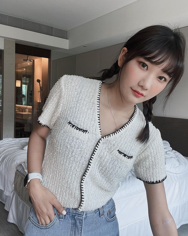 Wearing a Too Short Skirt, Beautiful YouTuber Panics When Harassed, Posts Nearly Half-Minute Clip 3 screenshot80 1706699871619731145171