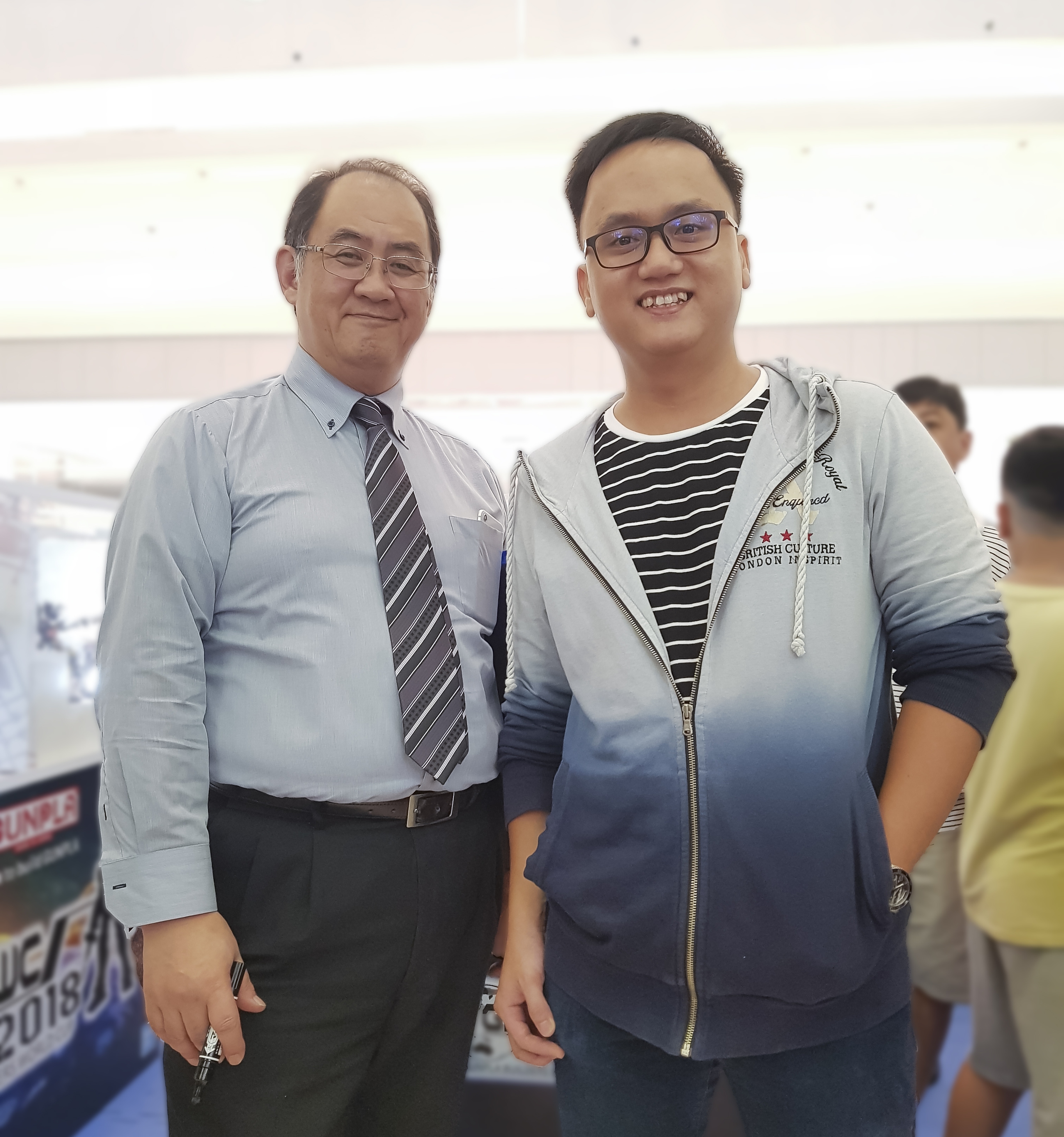 Collector Flexes His Massive Asset, 11 Years of Robo Collecting 5 Mr. Minh met Mr. Meijin Kawaguchi (Chairman of the Gunpla Builder World Cup Executive Committee) in 2018 - a tournament considered the World Cup of Gundam modeling.