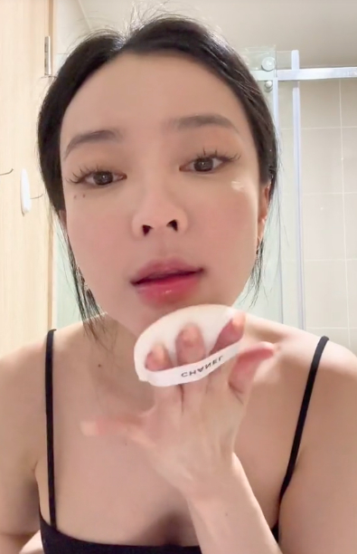 Beautiful Girl Causes a "Storm" for Accidentally Going Viral, Natural Look Praised as Stunning 3 anh1jpg5 1608 1711296824029 1711296824247558616