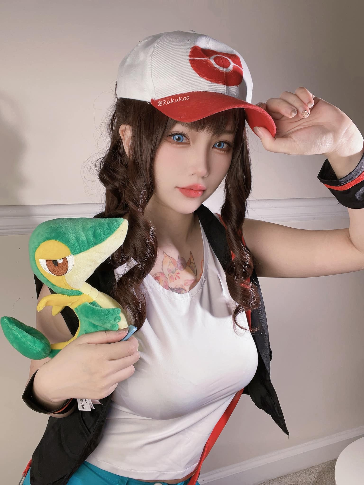 Transforming into a Pokémon Trainer, Female Coser with a 'Soul' Near 1 Meter Captivates Attention 1 photo 1709203614348 1709203614583176932623
