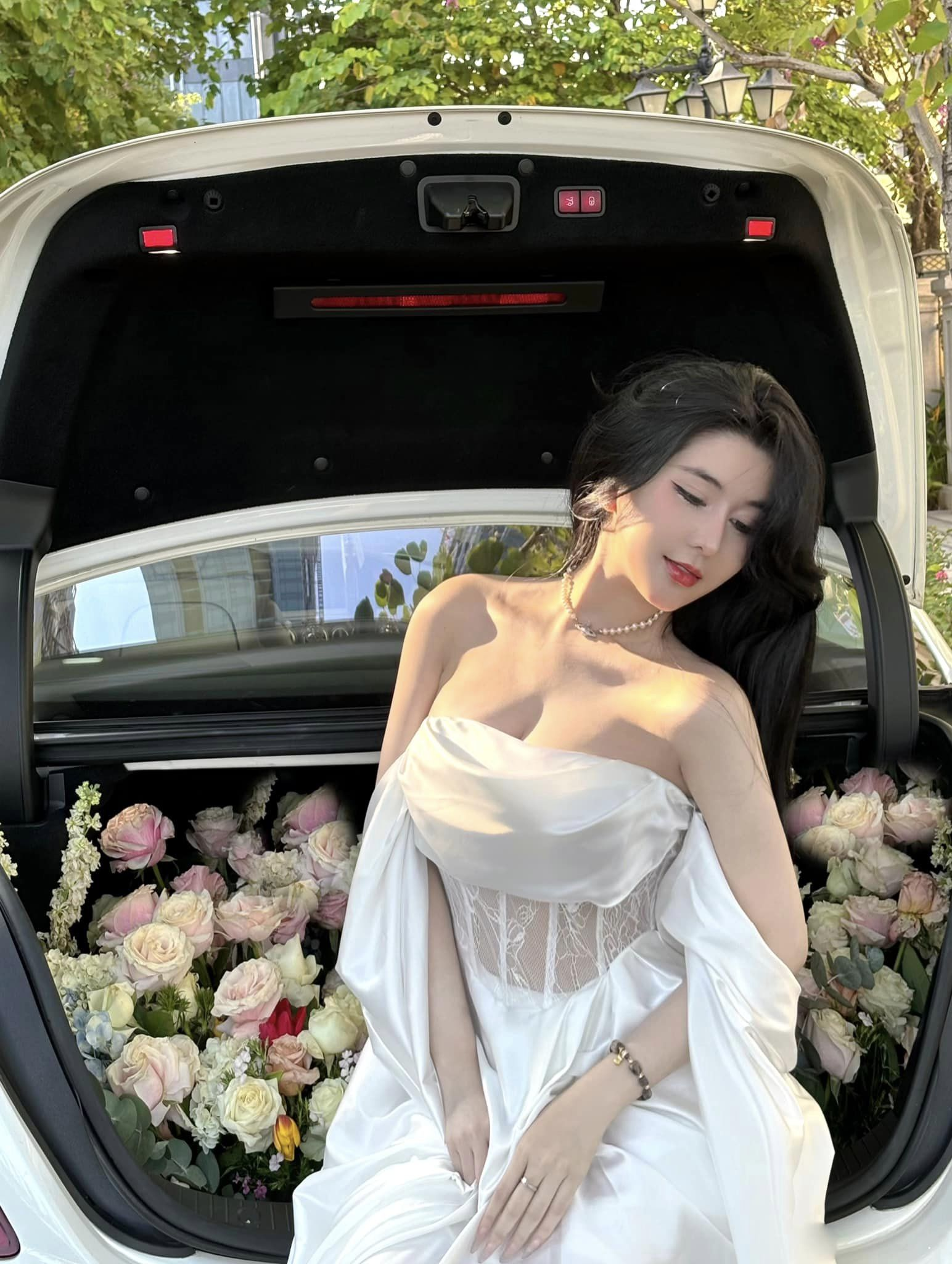 Hot Girl Causes a Stir on Social Media with a Series of Sensual Photos, Especially Her Unique Posing Style 4 Not just a hot girl with an ant-like waist, but also a smart model who knows how to utilize all elements to create quality photos.