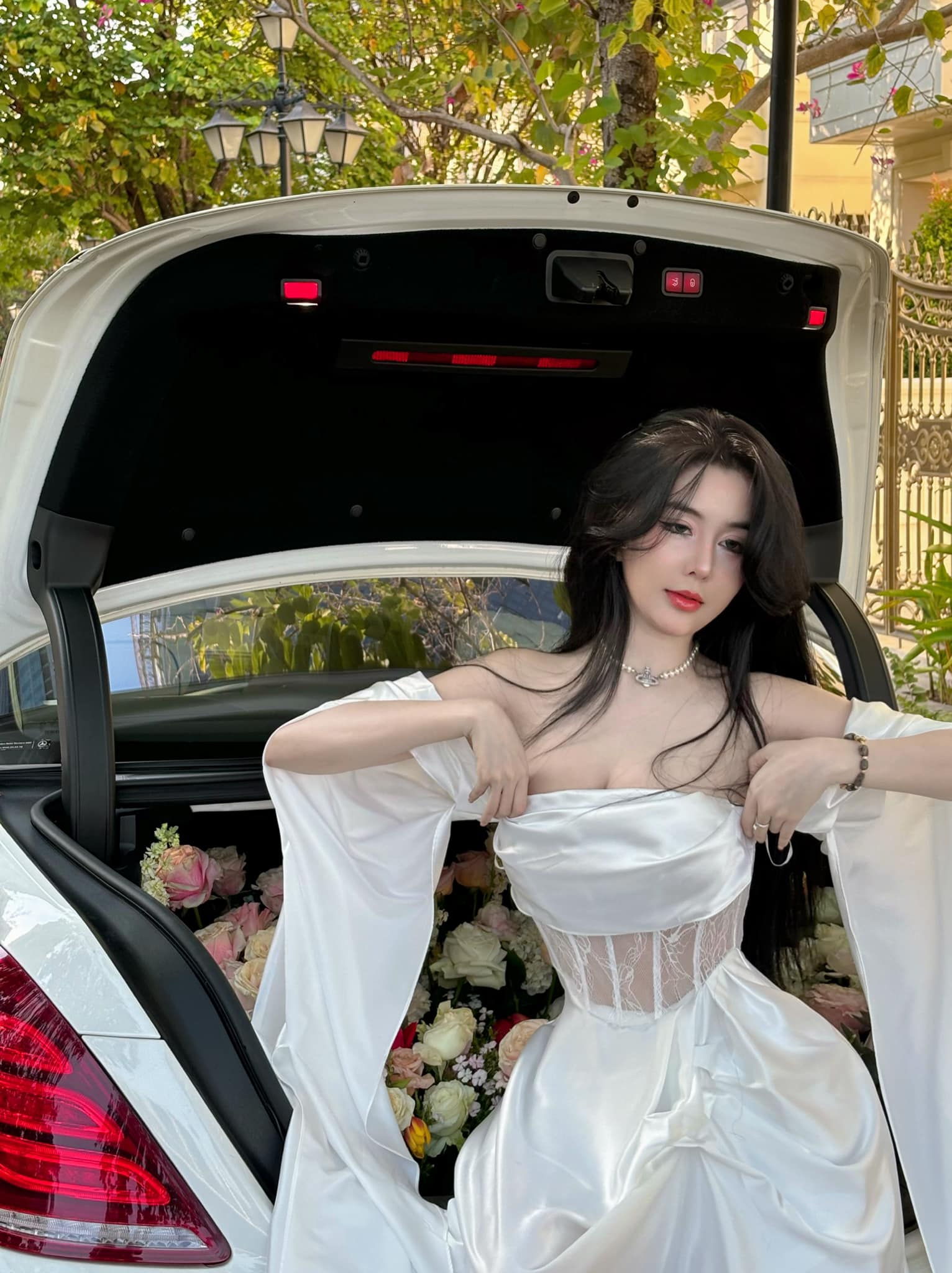 Hot Girl Causes a Stir on Social Media with a Series of Sensual Photos, Especially Her Unique Posing Style 5 photo 1709431559499 17094315596771926015069