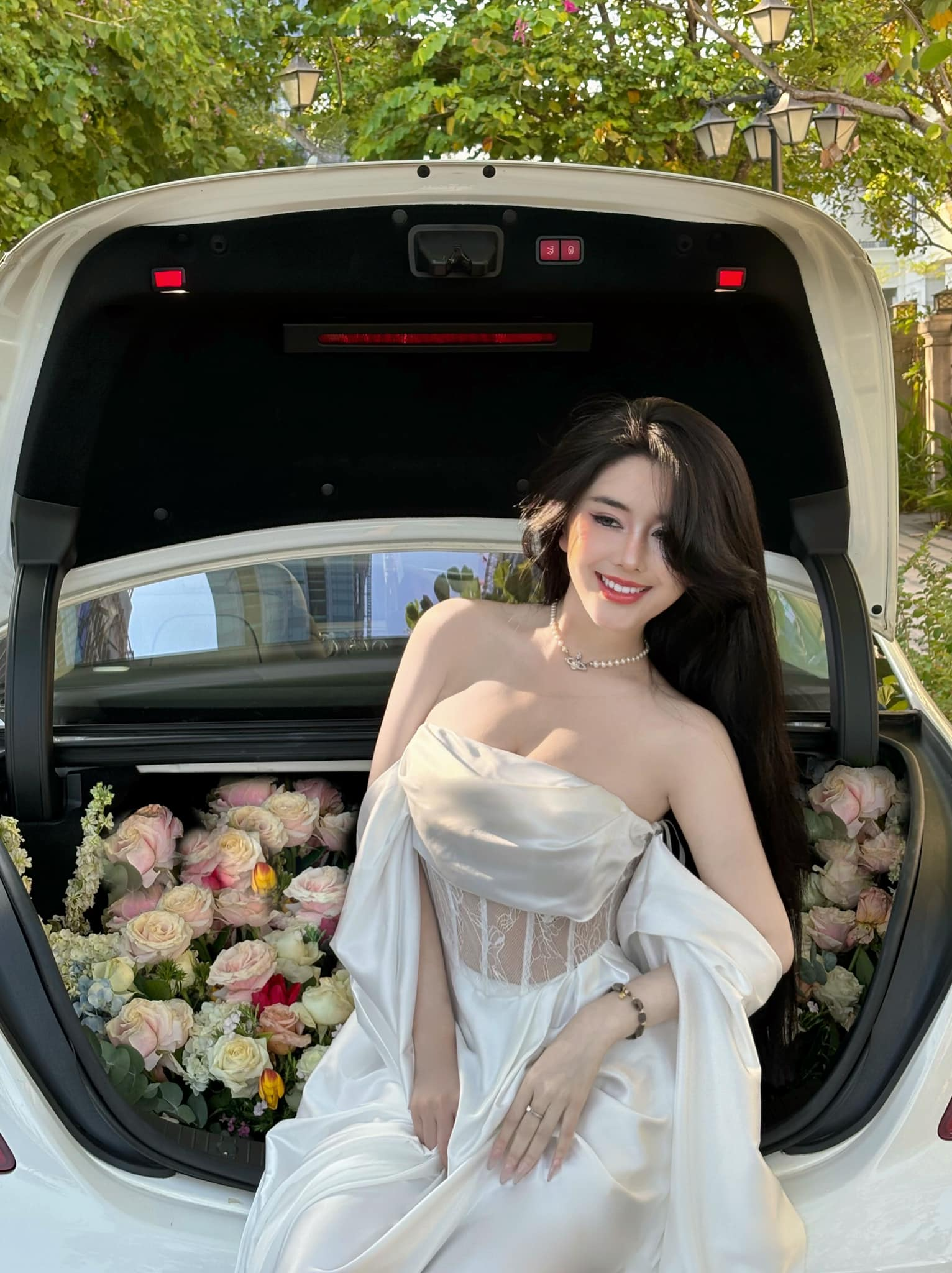 Hot Girl Causes a Stir on Social Media with a Series of Sensual Photos, Especially Her Unique Posing Style 6 She constantly updates trends and experiments with various styles.