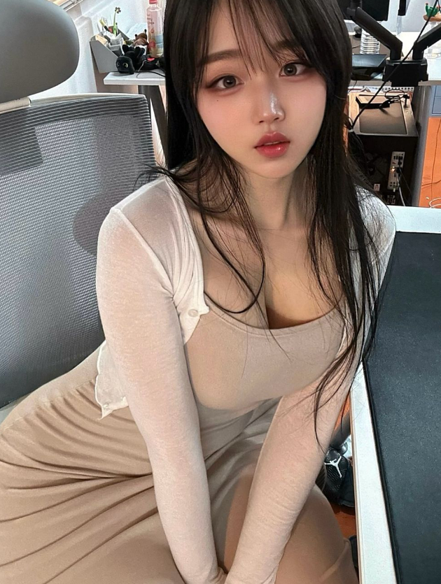 The Alluring Beauty of a Hot Girl Catches the Attention of a Former MU Star Who Personally Uses His Verified Account to Do Something 1 It is undeniable that the beauty and alluring figure of the South Korean model are the first factors that attract attention.