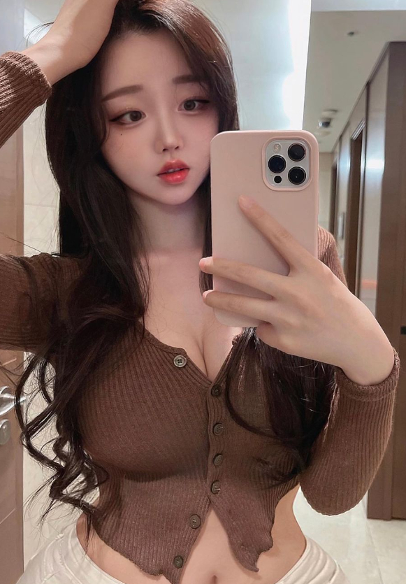 The Alluring Beauty of a Hot Girl Catches the Attention of a Former MU Star Who Personally Uses His Verified Account to Do Something 2 The beauty frequently wears outfits that maximally showcase her impressive rear.