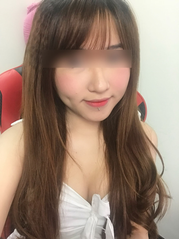 Once Earning Hundreds of Millions a Month, Female Streamer Left Penniless After Divorce, Sparked Skepticism Among Netizens? 1 At one point, the hot streamer revealed that she received a salary of up to $20,000/month from streaming games, and this salary also depended on the duration of her livestreams on her platforms.