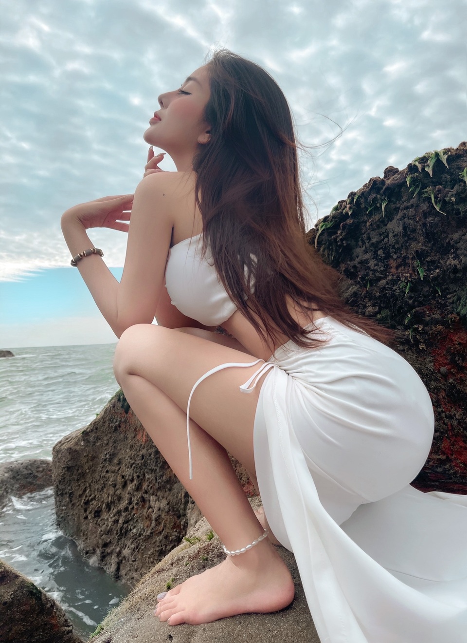 Hot Girl Causes a Stir on Social Media with a Series of Sensual Photos, Especially Her Unique Posing Style 3 vo ngoc tran 9 1614786482346 1709431446048 1709431446215183873424