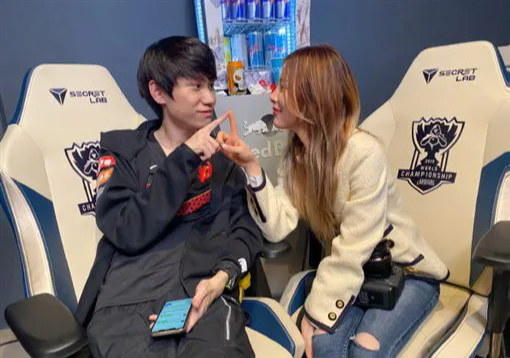 The Caster Who Looks Like a Muse, Confidently Shows Off Her Shoulders, Leaving Fans Heartbroken 8 Doinb and Umi have a love story that rivals a romantic novel.