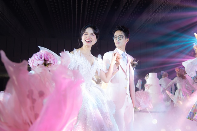 Fans Don't Recognize the YouTuber Couple Who Spent Over 3 Billion on Their Grand Wedding 1 Đích Lép expressed that he wanted his wife to feel like a princess on this special day.