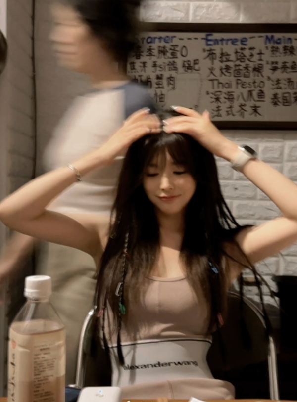 The Caster Who Looks Like a Muse, Confidently Shows Off Her Shoulders, Leaving Fans Heartbroken 1 As a caster for the game Dungeon Fighter Online, she earns a significant income from donations by viewers.