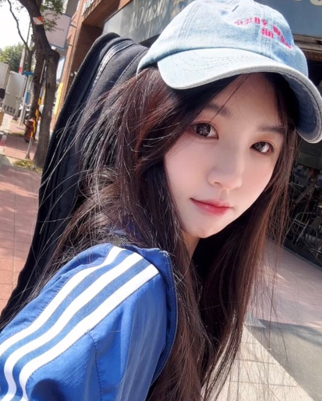 Against the Trend of Revealing Outfits, Female Streamer Still Attracts Fans 1 photo 1715507584833 1715507585662336241018