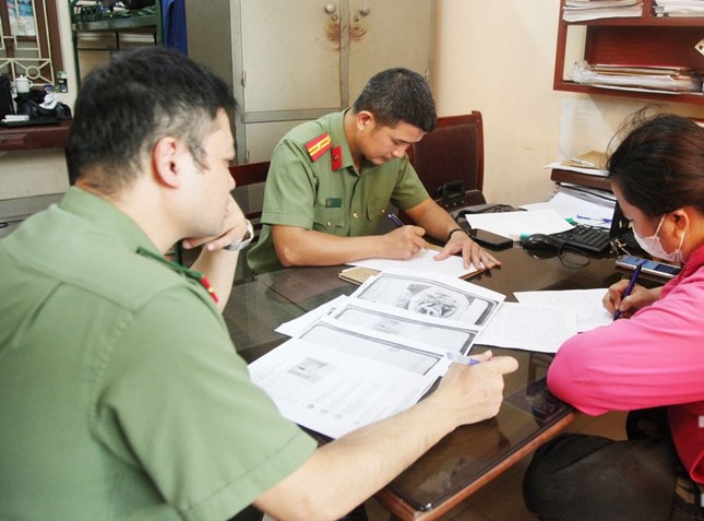 Woman Fined for Spreading False Claims About Female Worker in Thai Nguyen Infecting 16 People with HIV 2 Thai Nguyen police documenting and fining the person who spread false information.