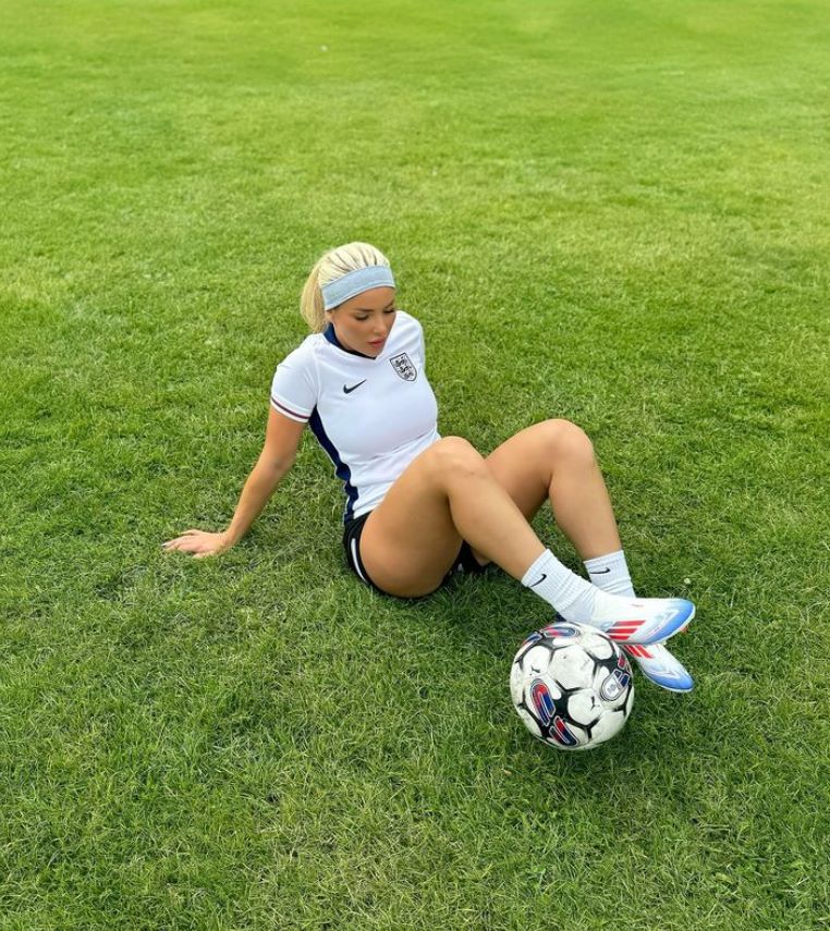 Stunning 'Fan Service' Photos Hint at Career Shift to Streaming 1 ac38cc289nhchuc38cc2a3pmac38cc280nhic38cc280nh1198 1722331041339 1722331042495888477369
