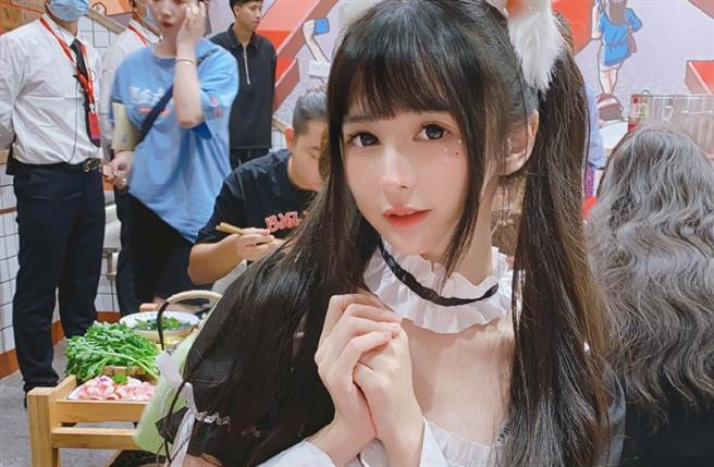 Filter Falls During Livestream, Hot Girl Surprises with Unusual Transformation 4 photo 1719982982470 17199829831041369802928