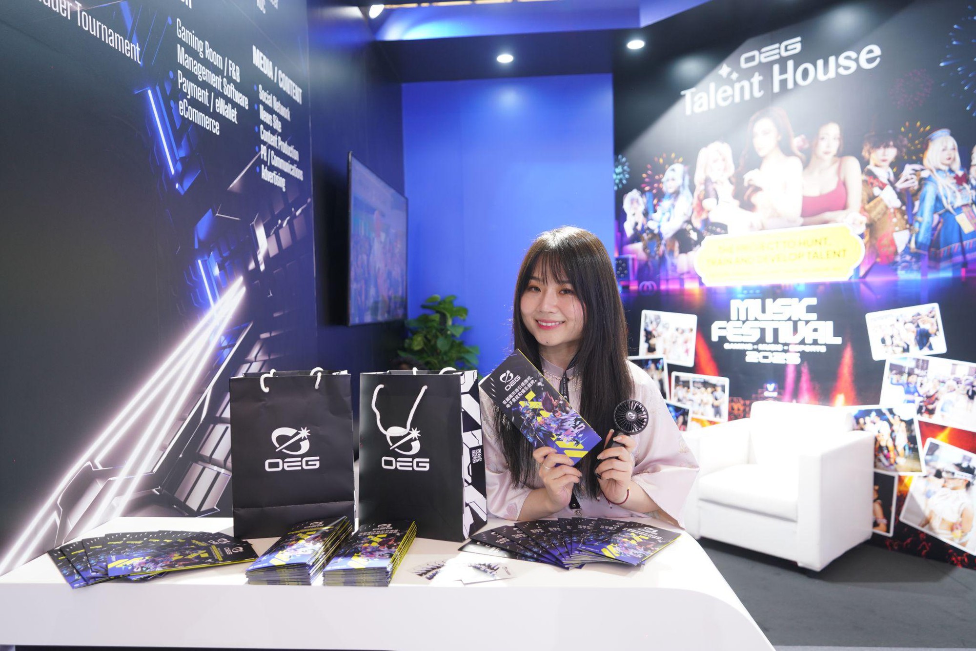 OEG - What Does the Vietnamese eSports Unit Bring to Asia's Largest Technology Exhibition, ChinaJoy 2024? 3 OEG staff in traditional áo dài introducing OEG's products and services to partners.