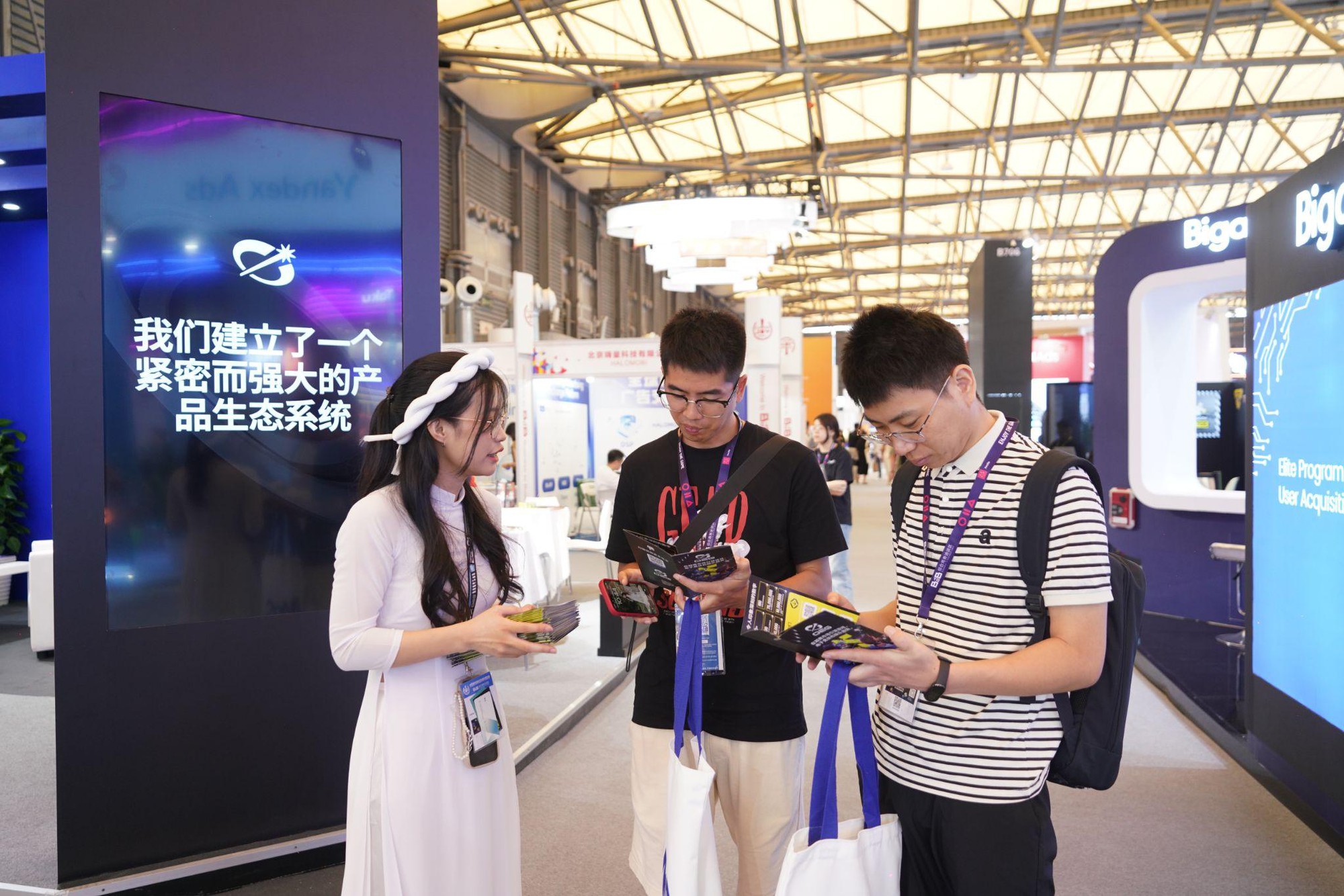 OEG - What Does the Vietnamese eSports Unit Bring to Asia's Largest Technology Exhibition, ChinaJoy 2024? 5 On the first day at ChinaJoy 2024, OEG had the opportunity to meet and interact with potential partners who are game developers, reputable eSports, technology, and entertainment units in the industry.