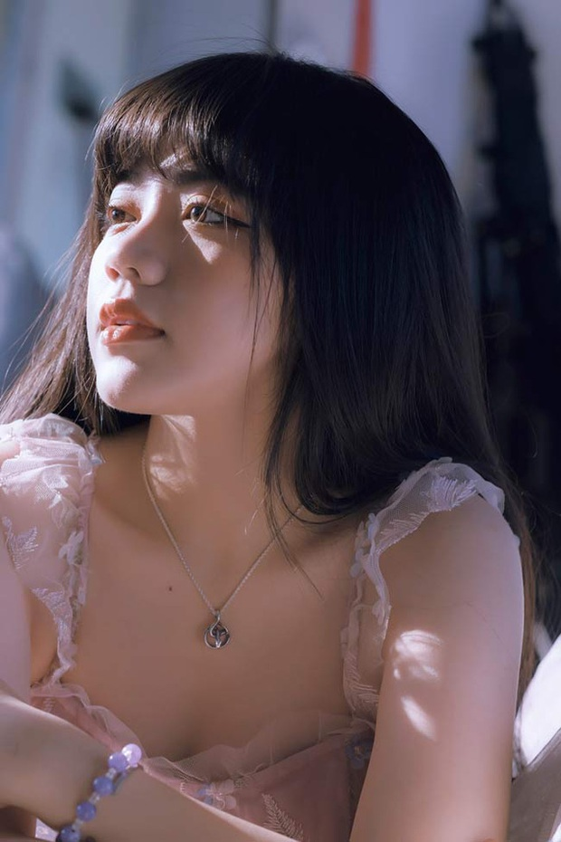 The Hot Girl of the Gaming Community Surprises Everyone with Her Take on the Most Viral Love Drama 1 At adulthood, Bảo Hân actively pursues a sexy, free-spirited, and modern fashion style.