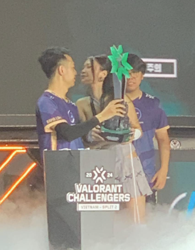 The Lucky Gamer: His Beautiful Girlfriend Publicly Does This on a Livestream - Image 1.