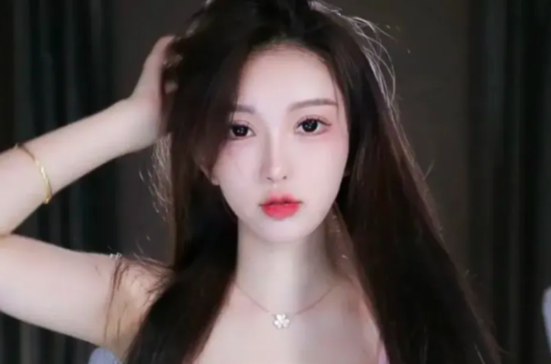 Female streamer creates 18+ content, pulls up her shirt on livestream 6 anh chup man hinh 2024 08 09 luc 230355 17232194497601493814884