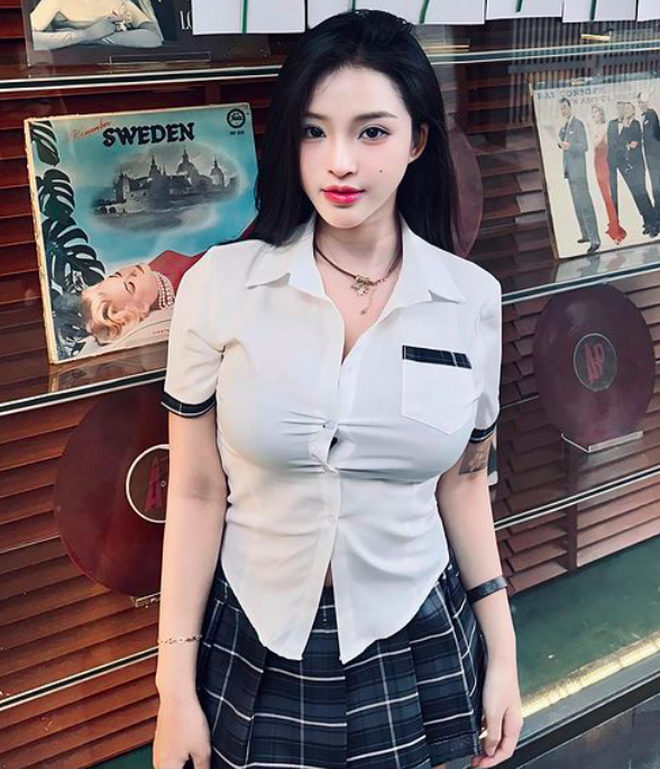 3 Huge Curves, Beautiful Girl Attacked by "Hardcore Fans", Suspected of Cosmetic Surgery - Image 2.