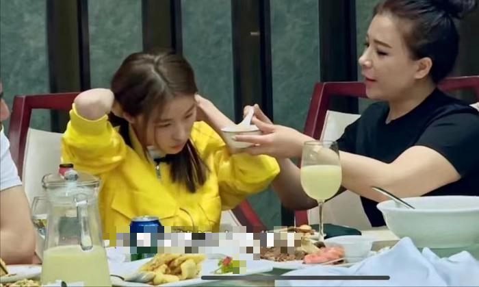 16-Year-Old Girl Still Needs Her Mom to Feed Her, Spends 30 Million VND Daily, and Cuts Hair for 100 Million VND: Now Unrecognizable After Transformation 1 base64 17225053347661870585129