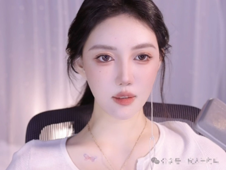 Bold Female Streamer Reveals Natural Look to Test Fan Reactions 5 edit 17230904810271037079587