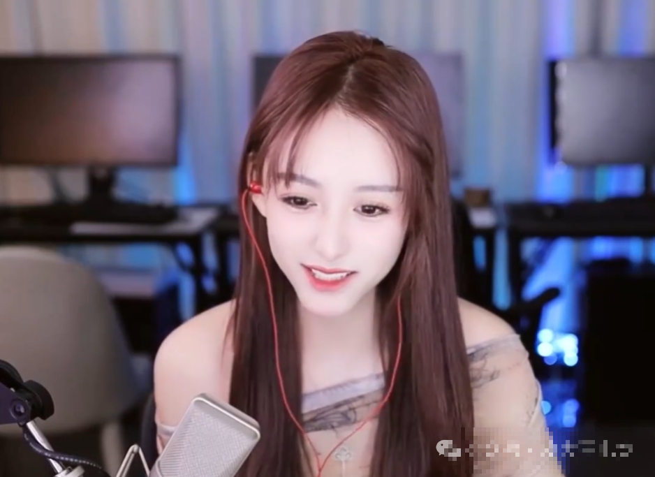 Accused of Plastic Surgery, Female Streamer Speaks Out 2 The streamer on air.