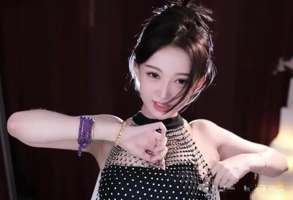 Female streamer creates 18+ content, pulls up her shirt on livestream 2 Mina's withdrawal from the dance streamer market has left many fans disappointed, but it also opens doors for new faces. And Nanmeier is one of them.